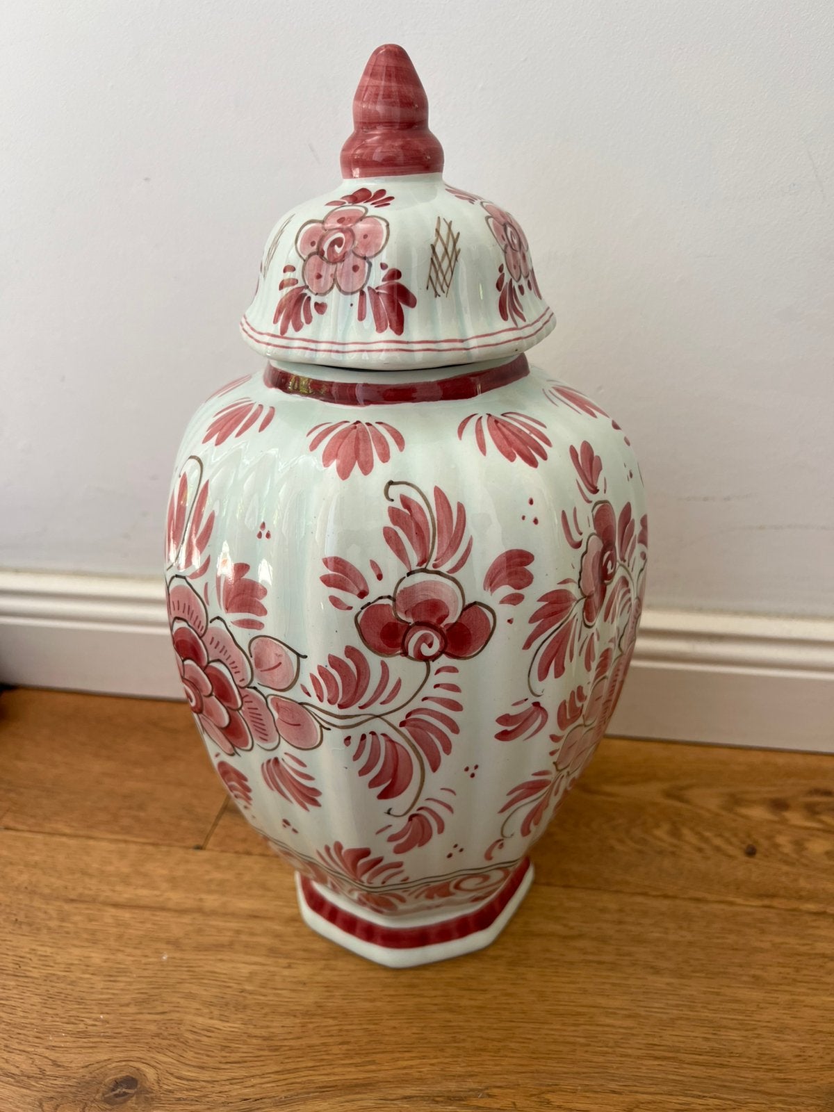 Antieke Delfts Rode Vaas met Rood Bloemenpatroon, Ophalen of Verzenden