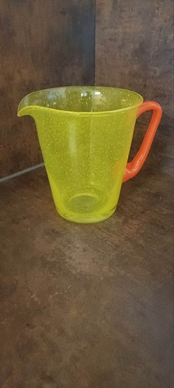 gele glazen schenkkan met oranje handvat, Huis en Inrichting, Ophalen, 16 cm, Met handvat, Nieuw