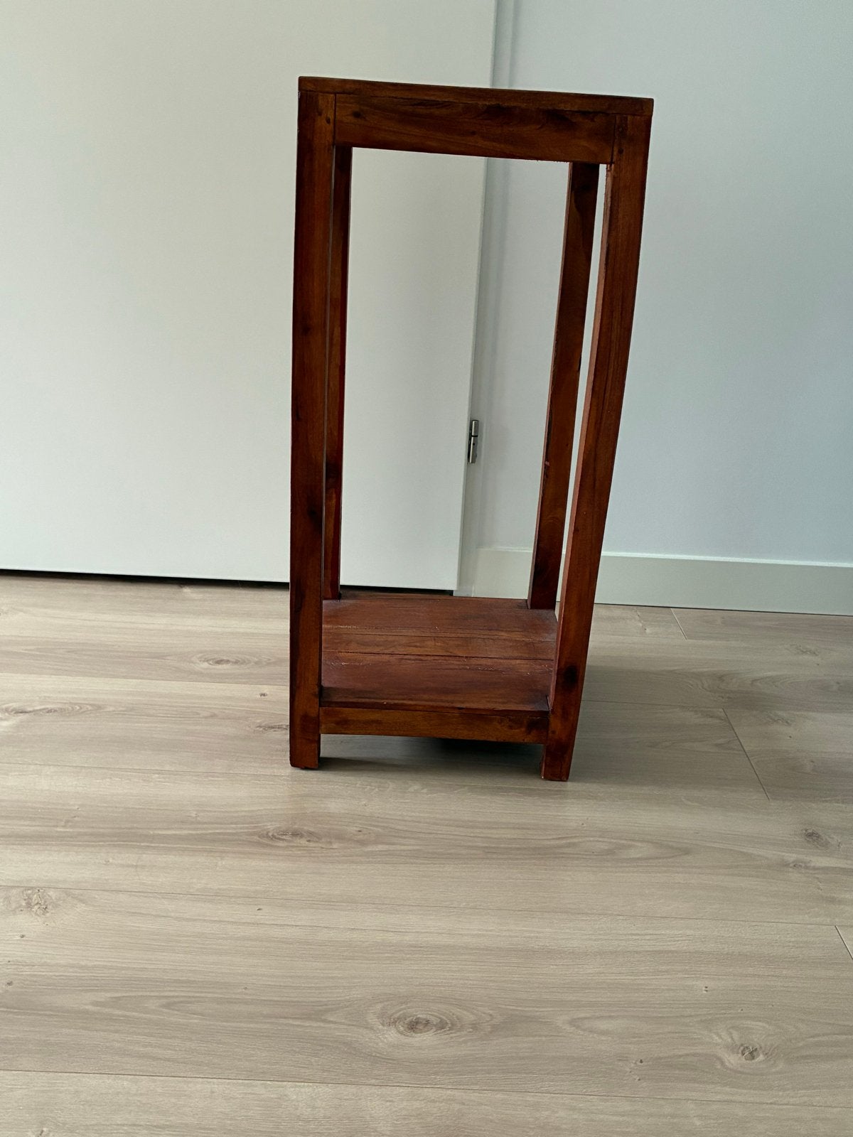 Hoge houten bijzettafel, Huis en Inrichting, Tafels | Bijzettafels, Ophalen, Minder dan 55 cm, Gebruikt, 60 cm of meer