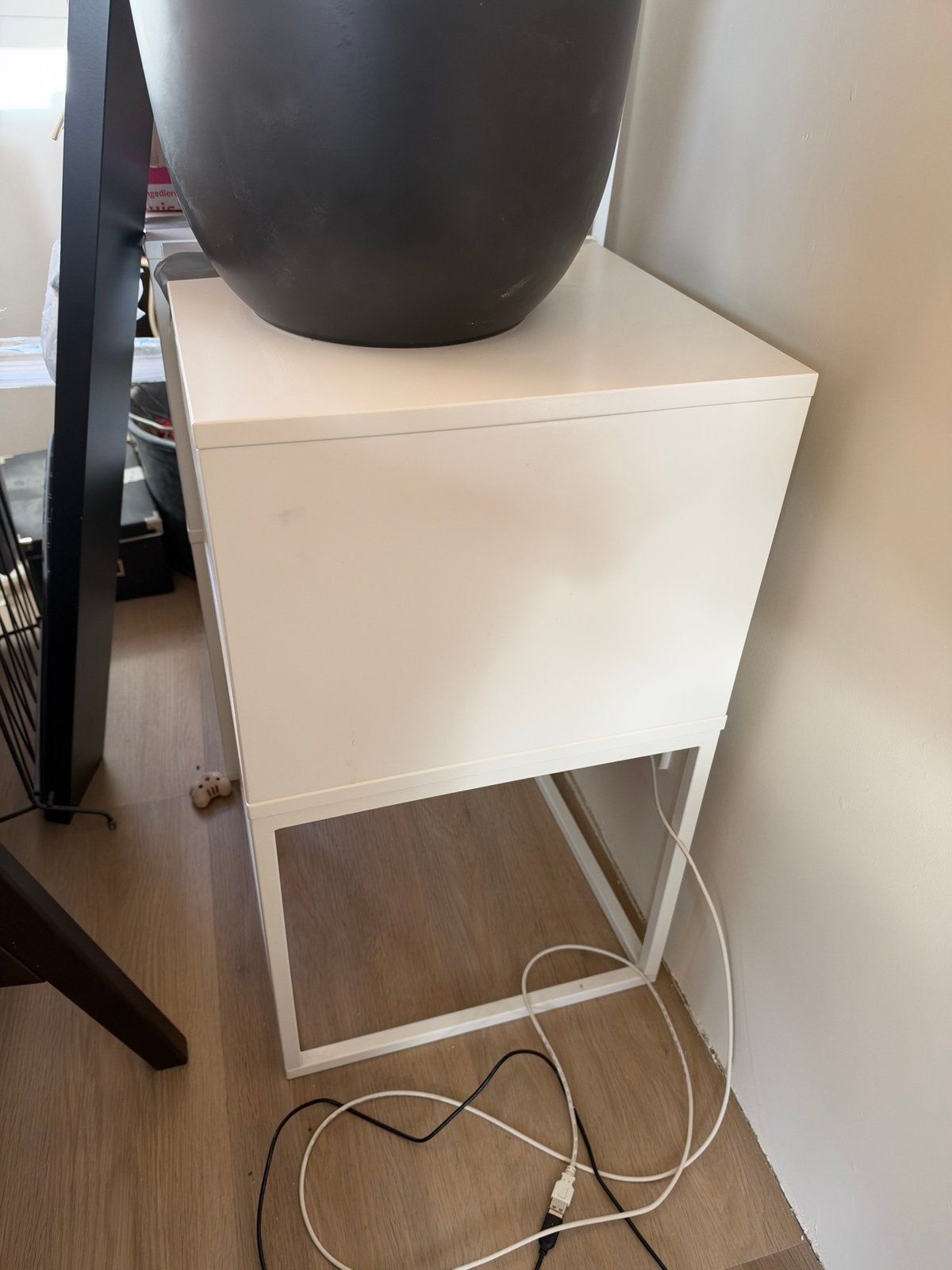 Twee Ikea Vikhammer nachtkastjes met oplaadpunt, Ophalen, Gebruikt, Minder dan 45 cm, 55 tot 70 cm