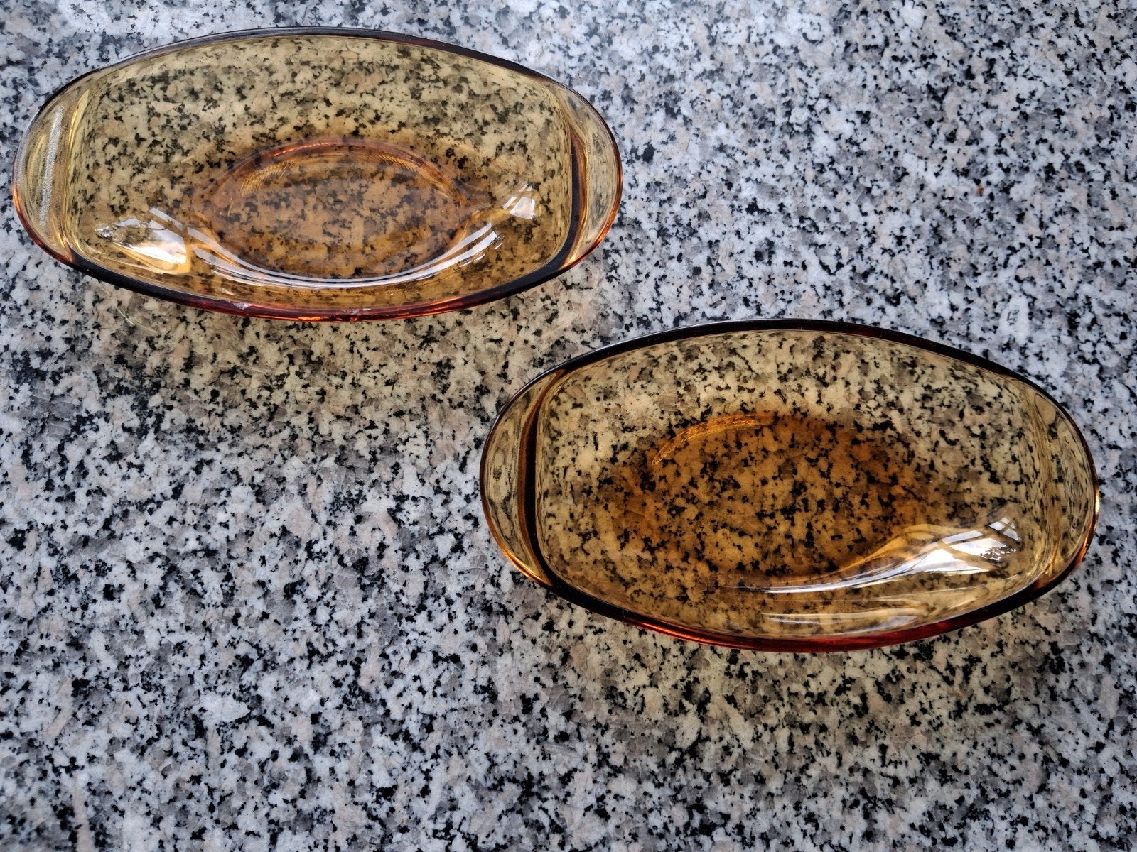 2 vintage vlees schaaltjes bruin rookglas, Huis en Inrichting, Keuken | Servies, Ophalen of Verzenden, Glas, Overige stijlen, Schaal of Schalen