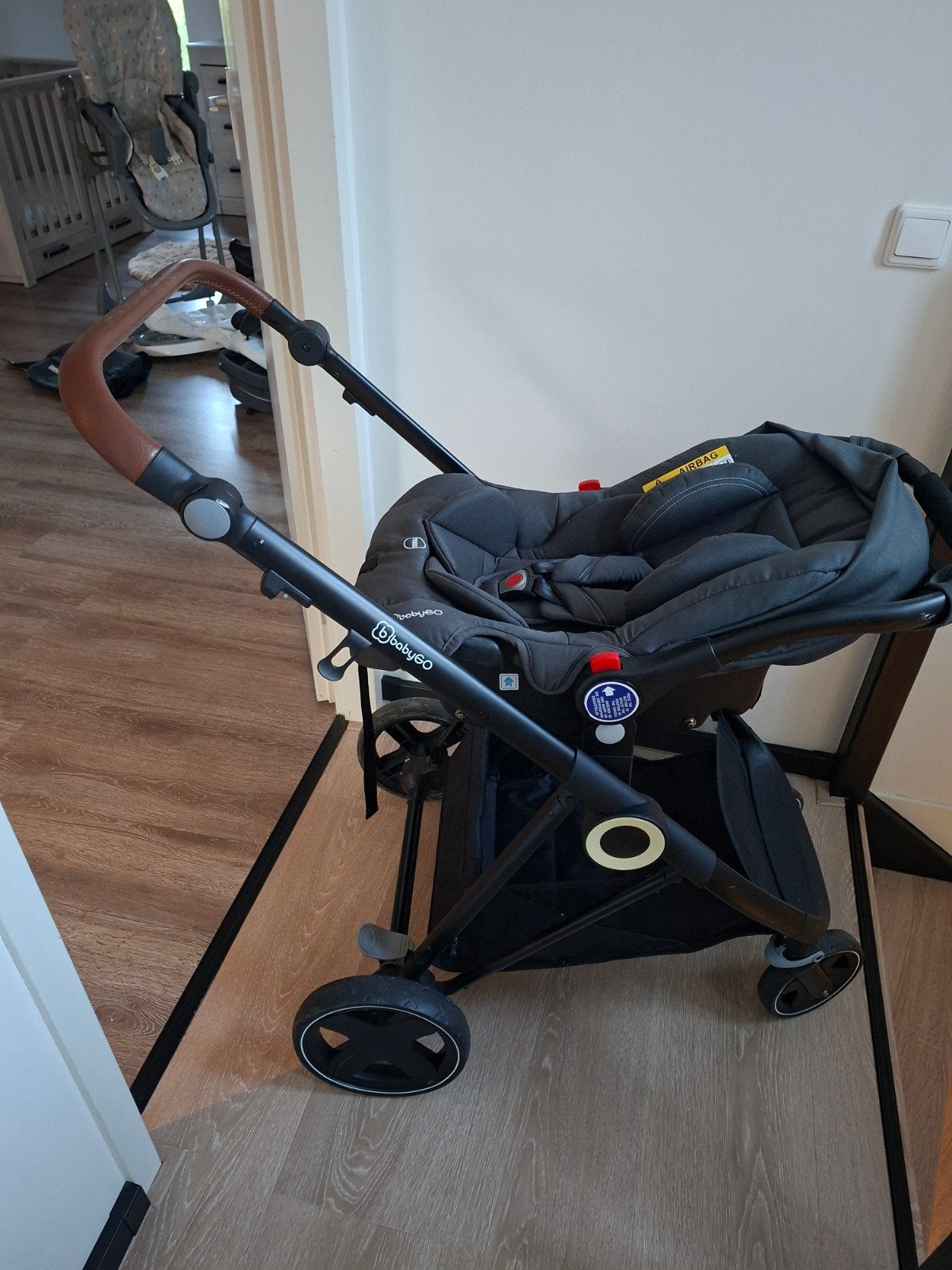 Donkergrijze kinderwagen, babyGo met veel extra's!, Ophalen, Zo goed als nieuw, Regenhoes