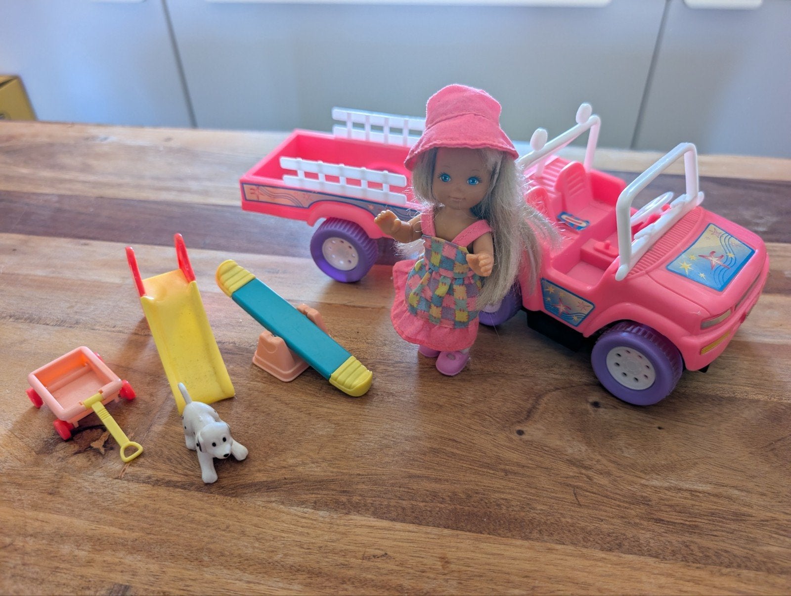 Evi Barbie meisje met autootje en speeltuintje, Ophalen of Verzenden, Gebruikt