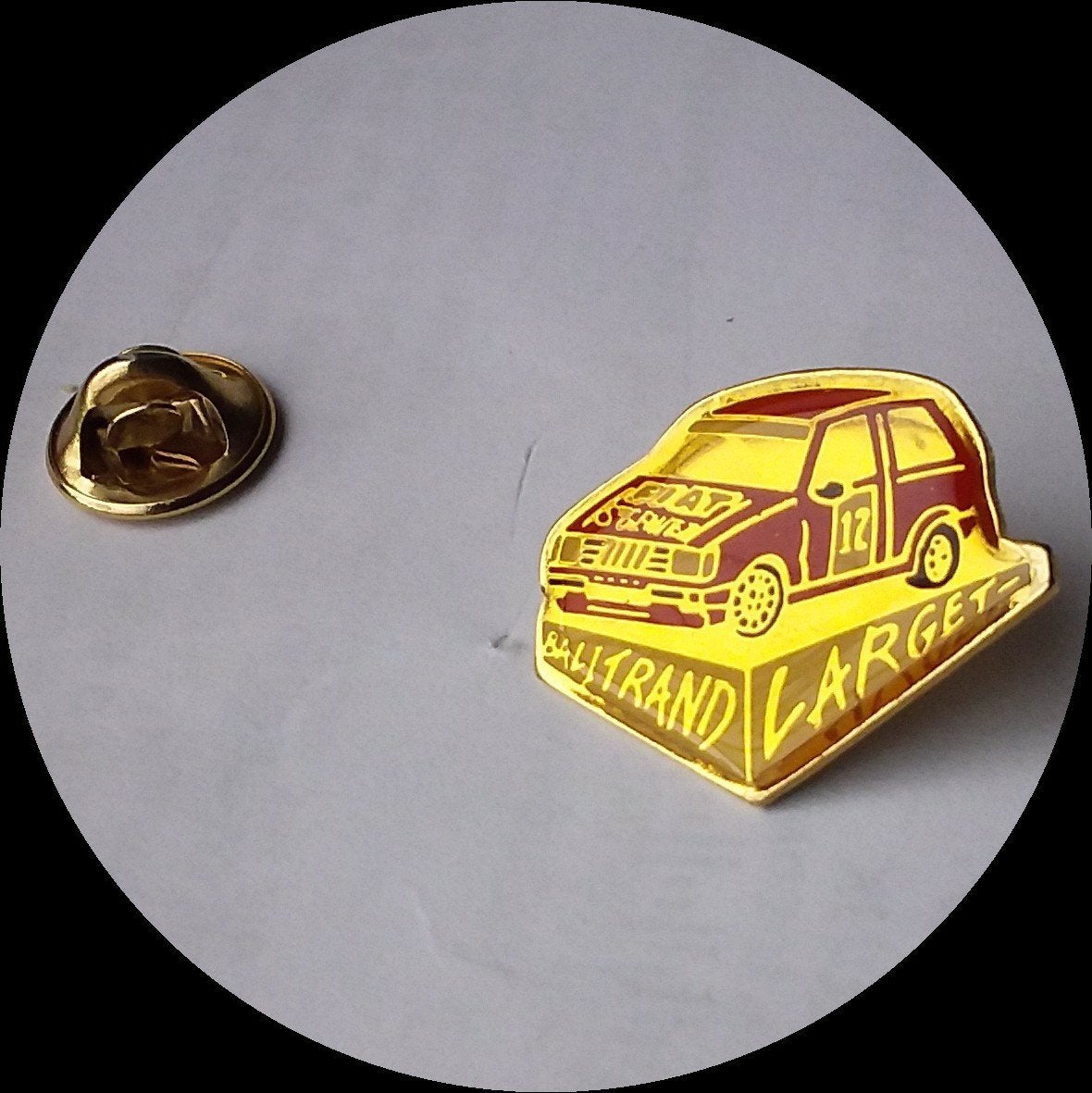 FIAT pin Garage Larget, Ophalen of Verzenden, Zo goed als nieuw, Transport, Speldje of Pin