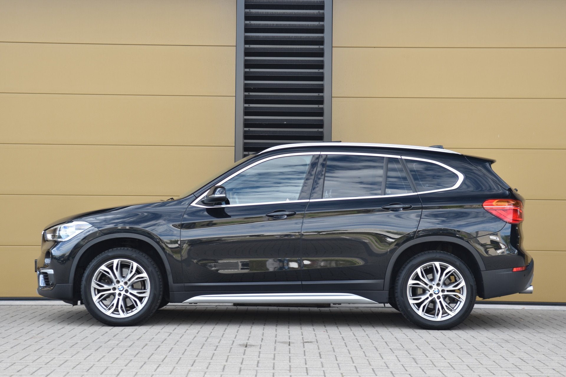 BMW X1 sDrive20i Orange Edition III * Trekhaak * Schuifdak *, Auto's, BMW, 1998 cc, Met garantie (alle), Automatische klimaatregeling