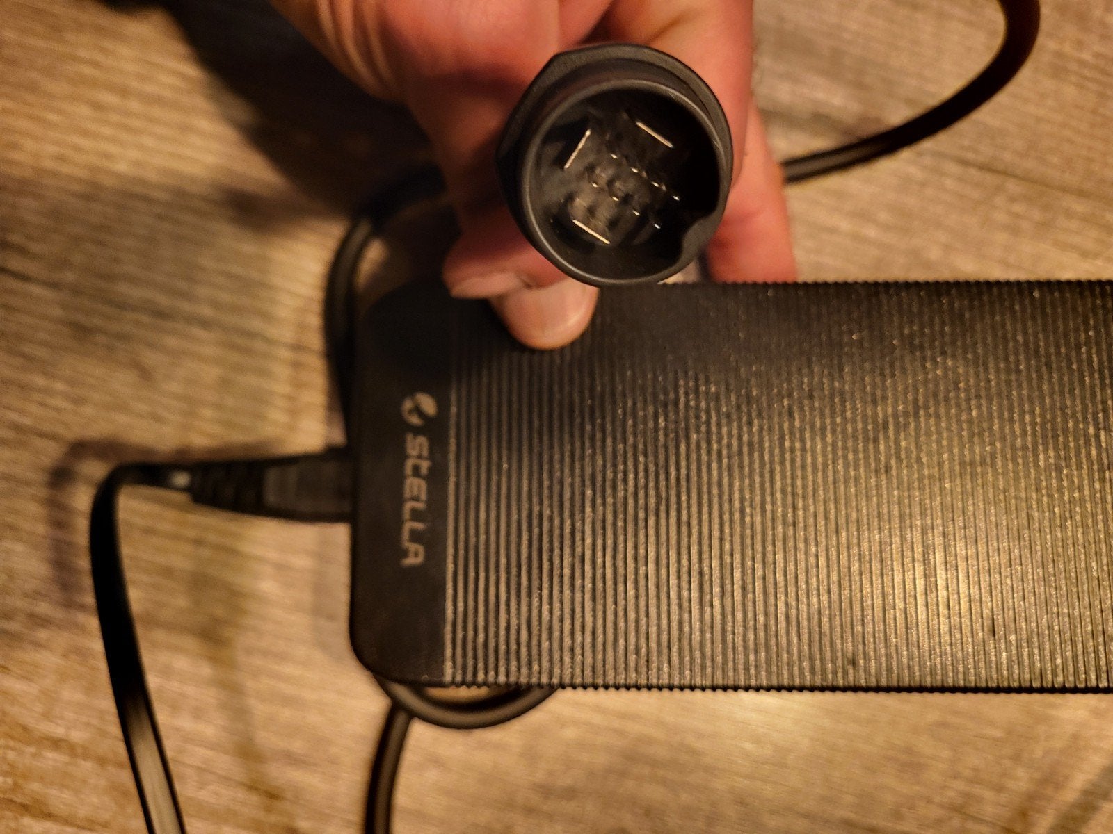 Stella Li-ion Acculader 42.0V 4.0A, Fietsen en Brommers, Zo goed als nieuw