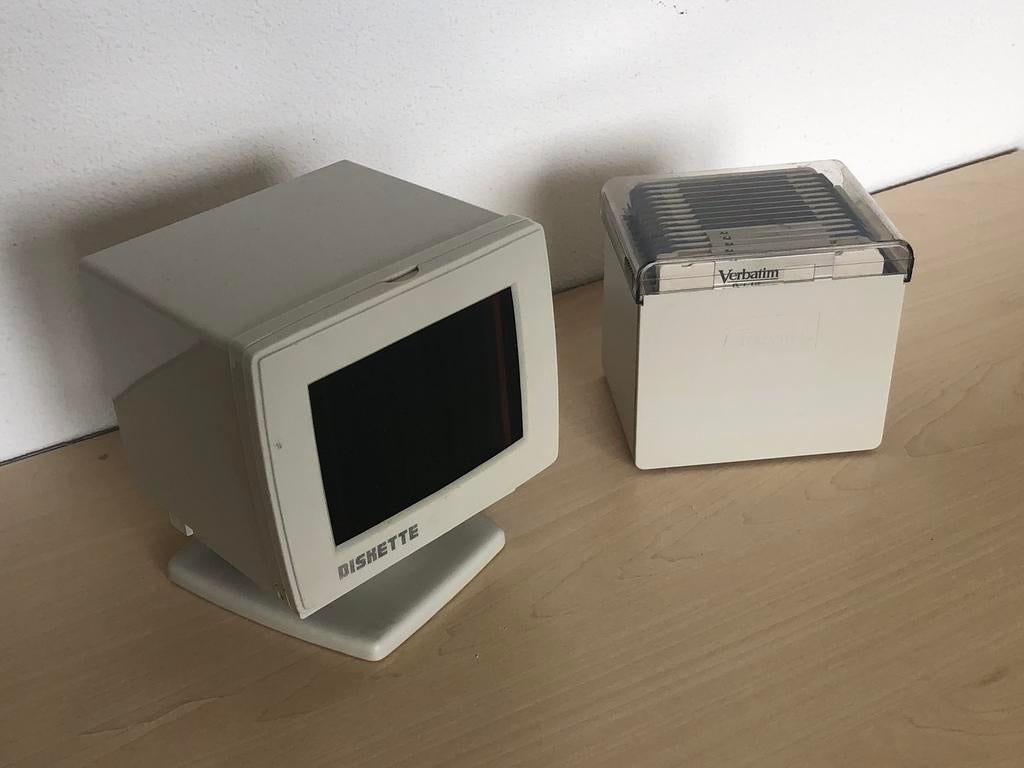 2 stuks Vintage diskette houders plus 28 floppy s, Ophalen of Verzenden, Gebruikt