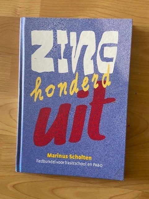Zing honderduit - Marinus Scholten, Boeken, Ophalen of Verzenden, Gelezen, Artiest