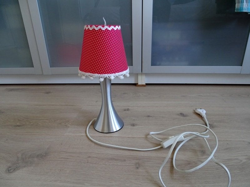 Schemerlampje met nostalgisch rood kapje met stippen, Met schakelaar, Gebruikt, E14 (klein), Overige stijlen