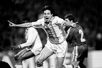 Org z/w foto 20x30cm Jari Litmanen juichend na doelpunt 1996, Verzamelen, Verzenden, Nieuw, Ajax, Poster, Plaatje of Sticker