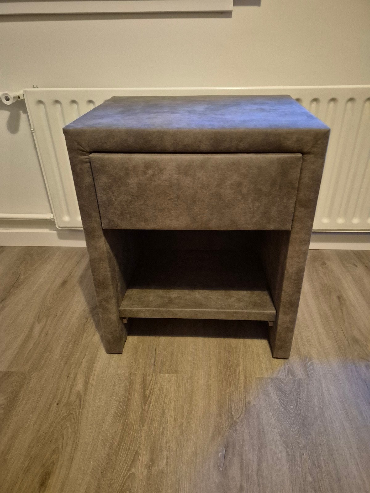 Nachtkastje met lade en open vak, Overige materialen, Gebruikt, Minder dan 45 cm, 55 tot 70 cm
