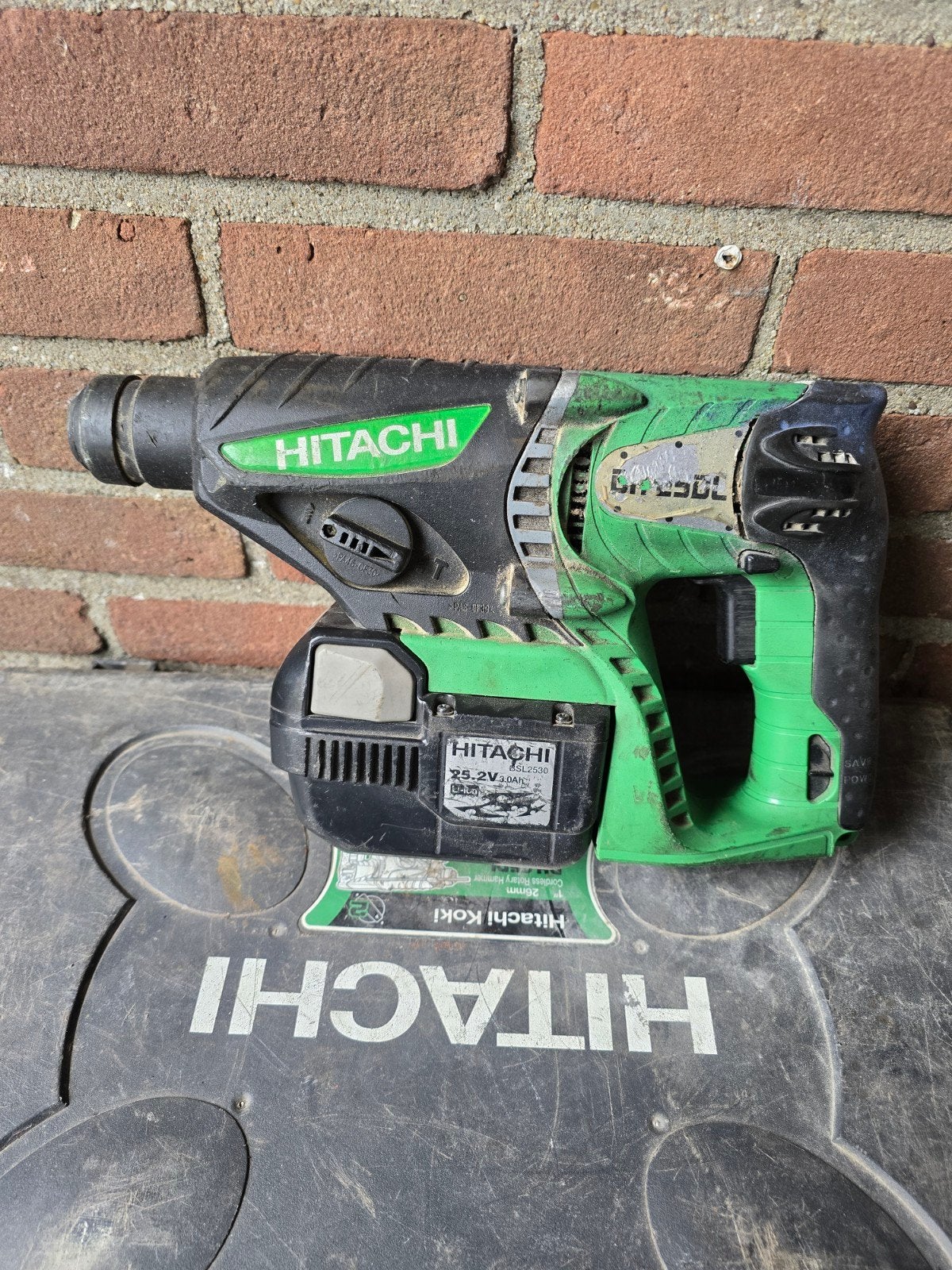 Hitachi Boorhamer 25.2V met accu en lader, Boor- en/of Breekhamer, Ophalen of Verzenden, Klopboormechanisme, Gebruikt
