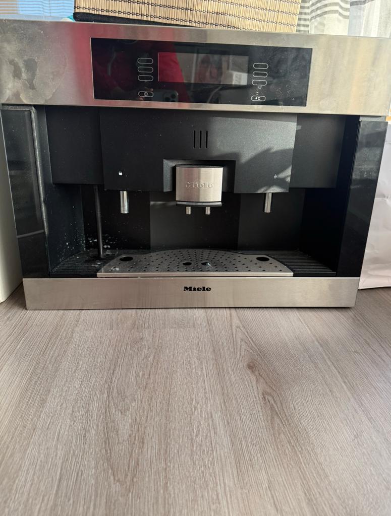 Te koop Miele kofie appart met de kast gebouwd werkt perfect, 10 kopjes of meer, Ophalen of Verzenden, Zo goed als nieuw, Koffiemachine