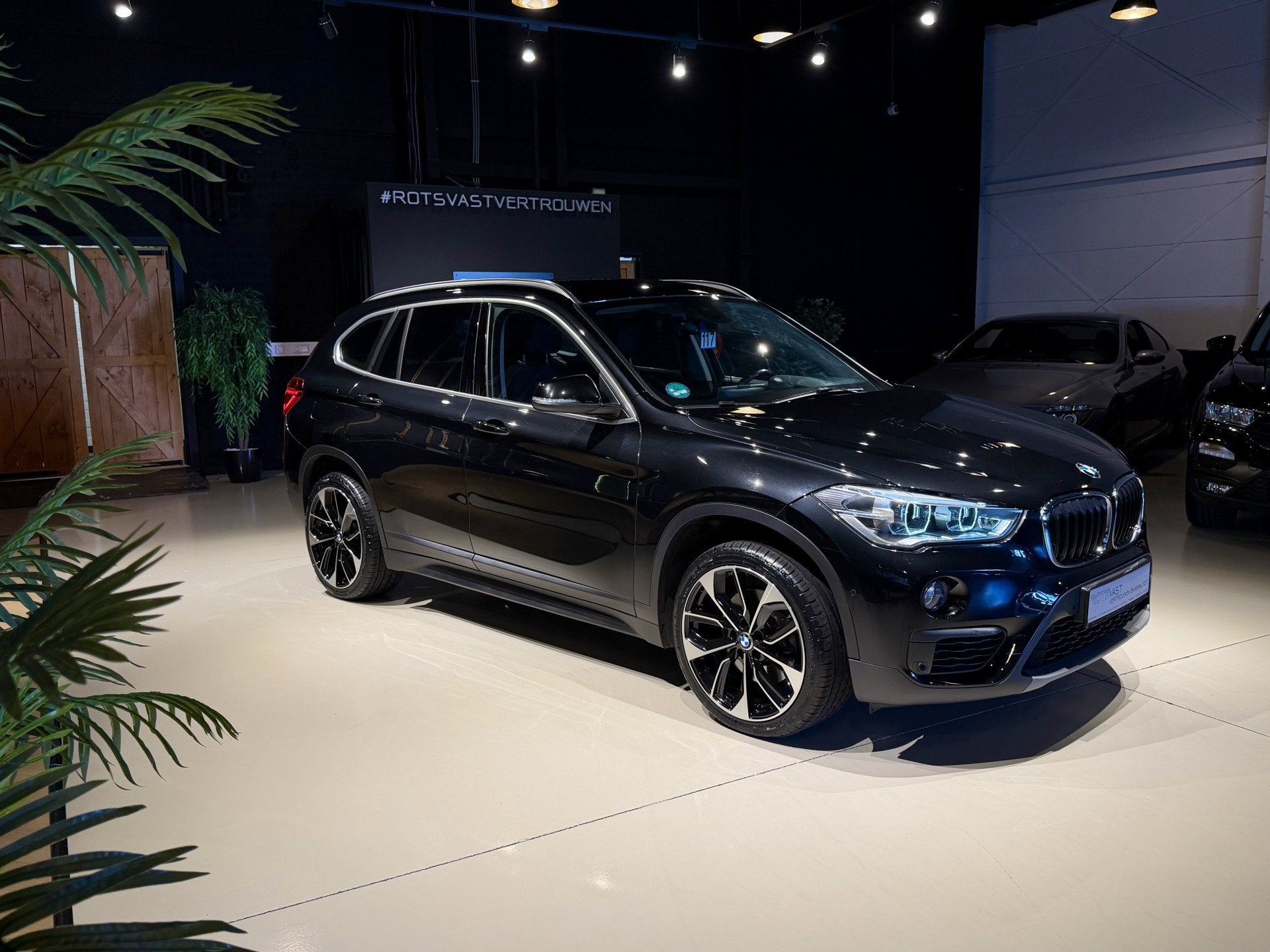 BMW X1 xDrive20i Exe Aut Navi|LED|Cruis|PDC|Camera Zwart, Auto's, 1998 cc, Stof, Gebruikt, Huisgarantie