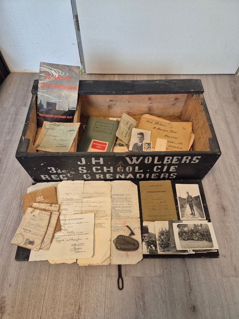 Oorlogszakboekje, kist, documenten ect. Regiment Grenadiers, Ophalen of Verzenden, Nederland, Overige typen