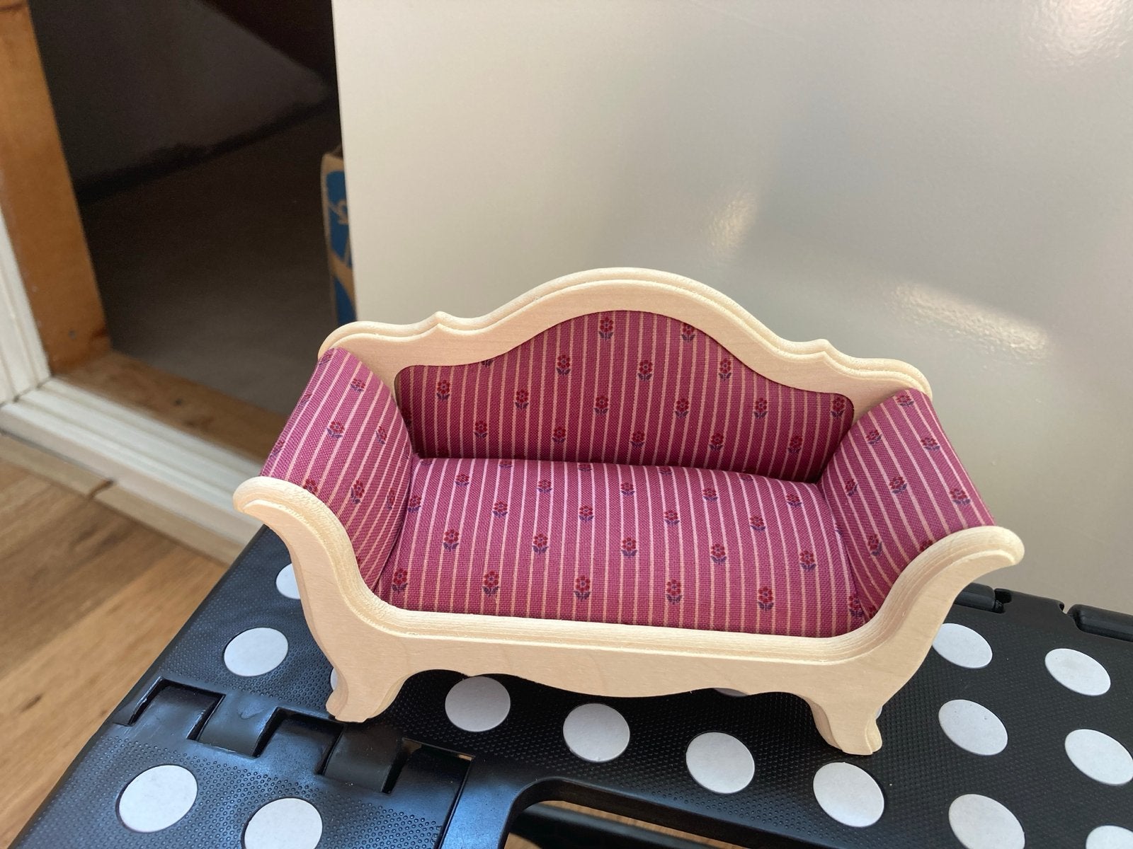 Miniatuur poppenhuisbankje roze gestreept, Ophalen, Nieuw, Poppenhuis