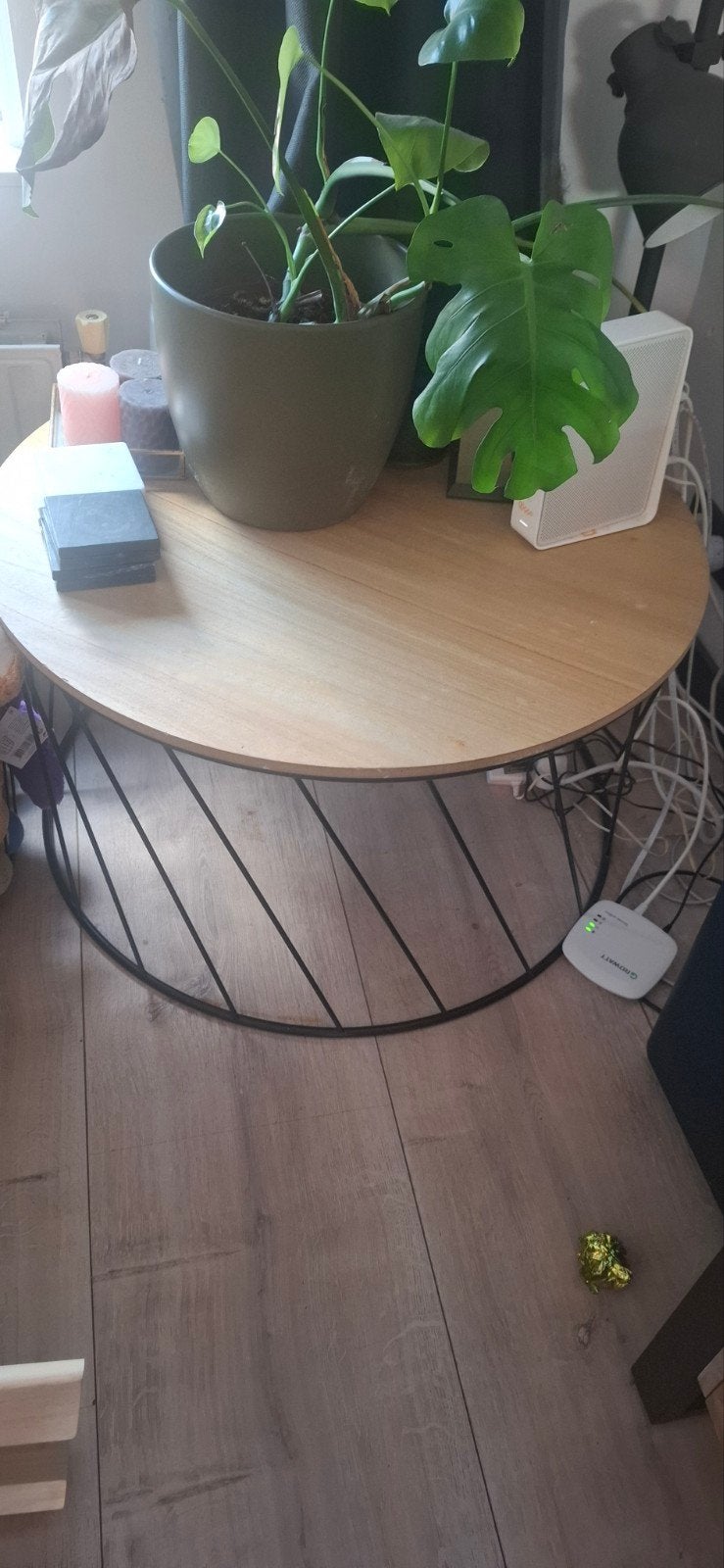 Ronde houten tafel met metalen onderstel. zsm ophalen!, Gebruikt, Rond, 50 tot 100 cm, 5 – 50