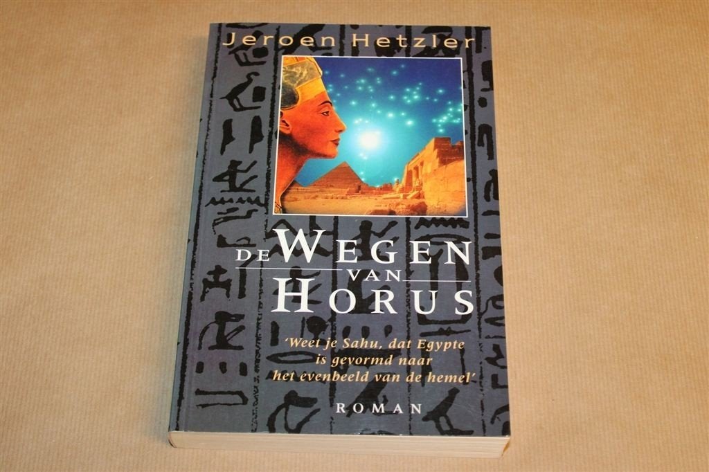 Wegen van Horus — Jeroen Hetzler Roman Egypte Mysterie, Ophalen of Verzenden, Gelezen, Overige onderwerpen, Achtergrond en Informatie