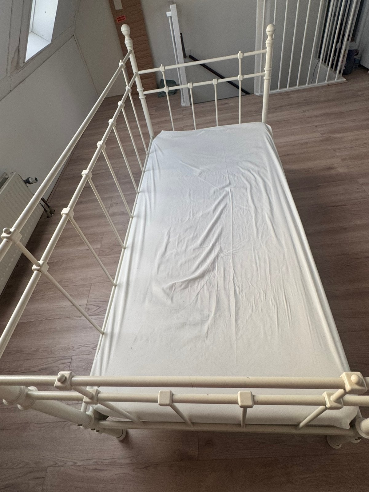 Single Bed with mattress 90x200 cm-Good Condition, For Sale, Ophalen, 90 cm, Eenpersoons, Wit