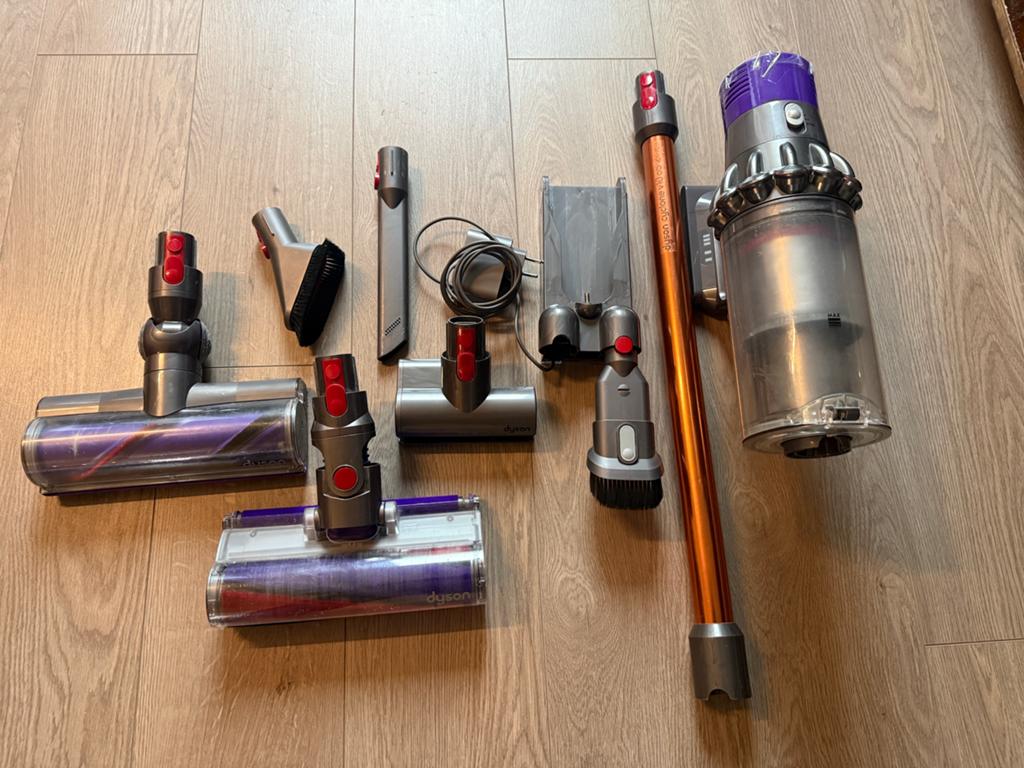 Dyson V10 veel hulpstukken nieuwe accu, Witgoed en Apparatuur, Stofzuigers, Geschikt voor tapijt, Ophalen of Verzenden, Zo goed als nieuw