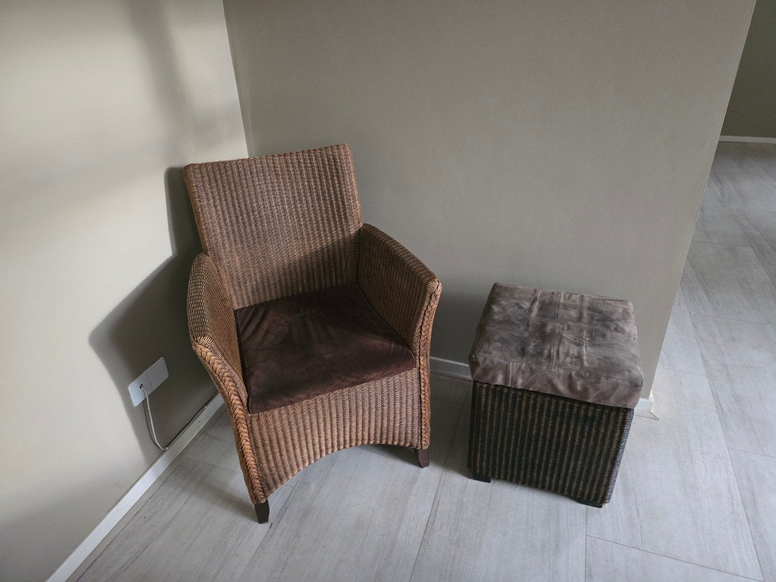 Rotan fauteuil met voetenbankje, Huis en Inrichting, Stoelen, Ophalen, Gebruikt, Bruin, Landelijk, Bohemian