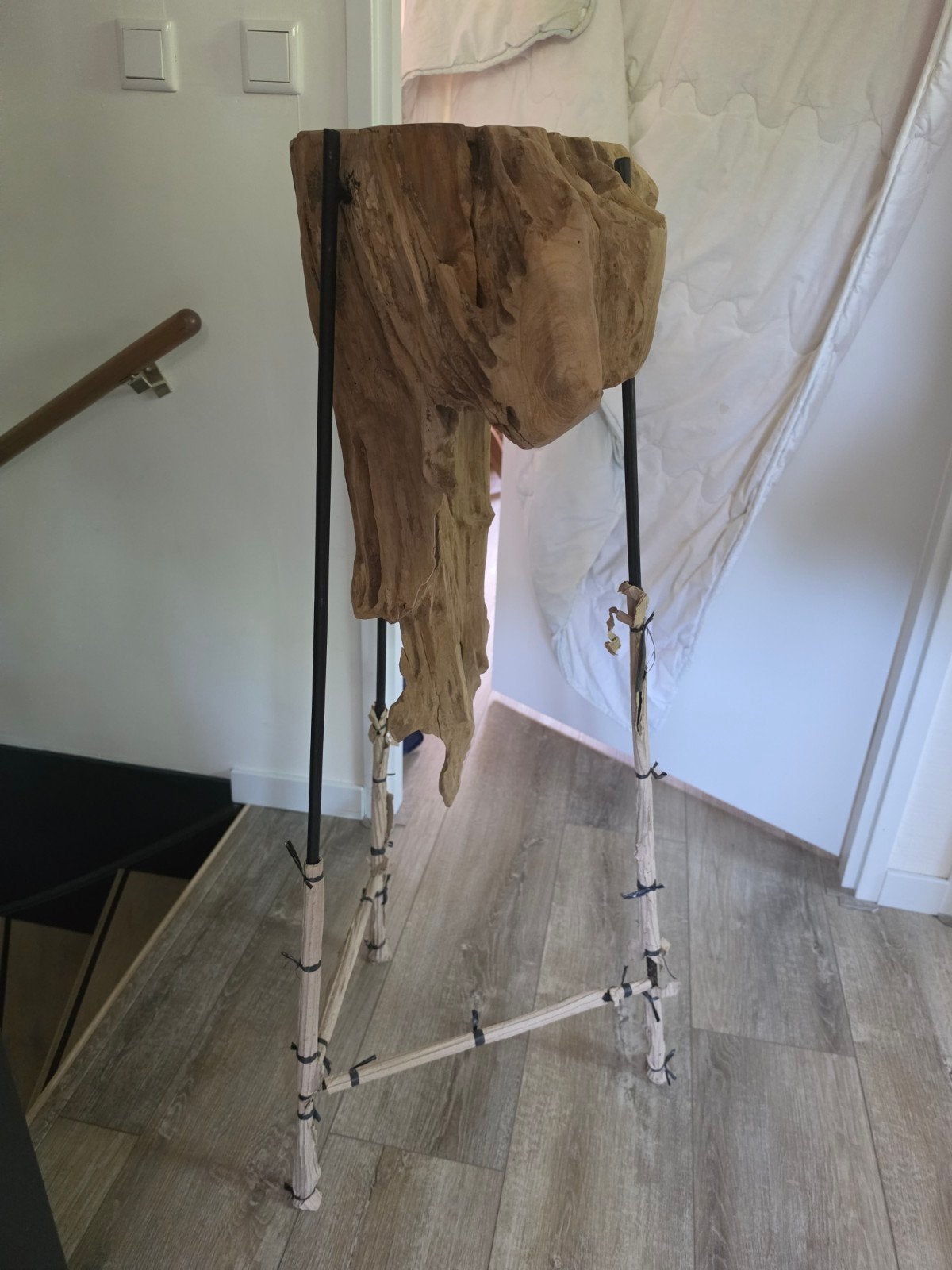 Uniek houten bijzettafeltje, 110 cm hoog, 27 cm diameter, Gebruikt, Ophalen of Verzenden, Overige vormen, 60 cm of meer