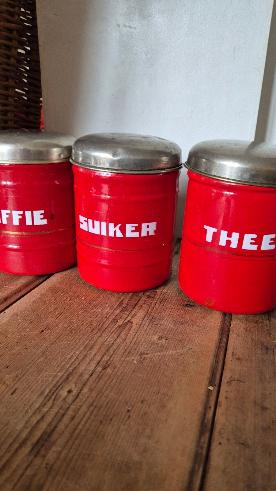 3 bussen rood emaille, Ophalen