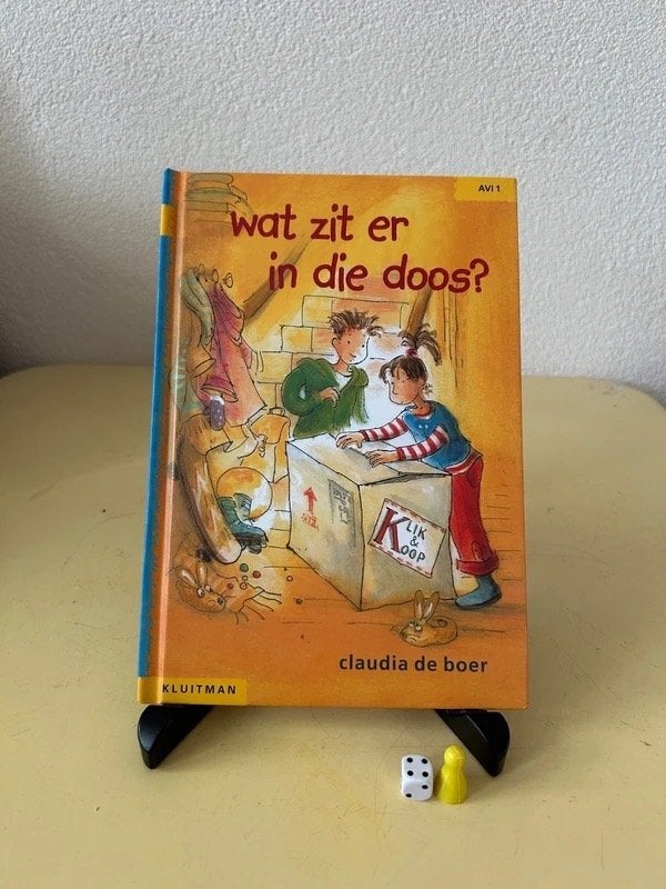 AVI 1 Kinderboek: Wat zit er in die doos? - Hardcover, Fictie algemeen, Claudia de Boer, Ophalen of Verzenden, Zo goed als nieuw