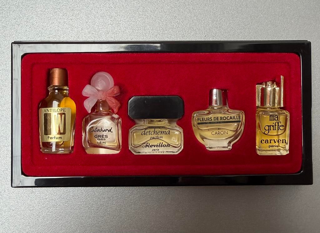 Vintage miniature perfume set features five distinct bottles, Ophalen of Verzenden, Zo goed als nieuw, Miniatuur
