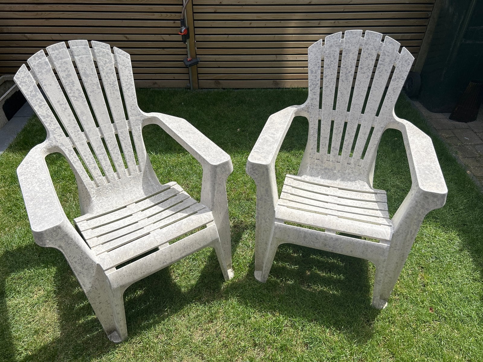 2x Kunststof Adirondack stoelen - Grijs, Ophalen, Gebruikt, Kunststof, Stapelbaar