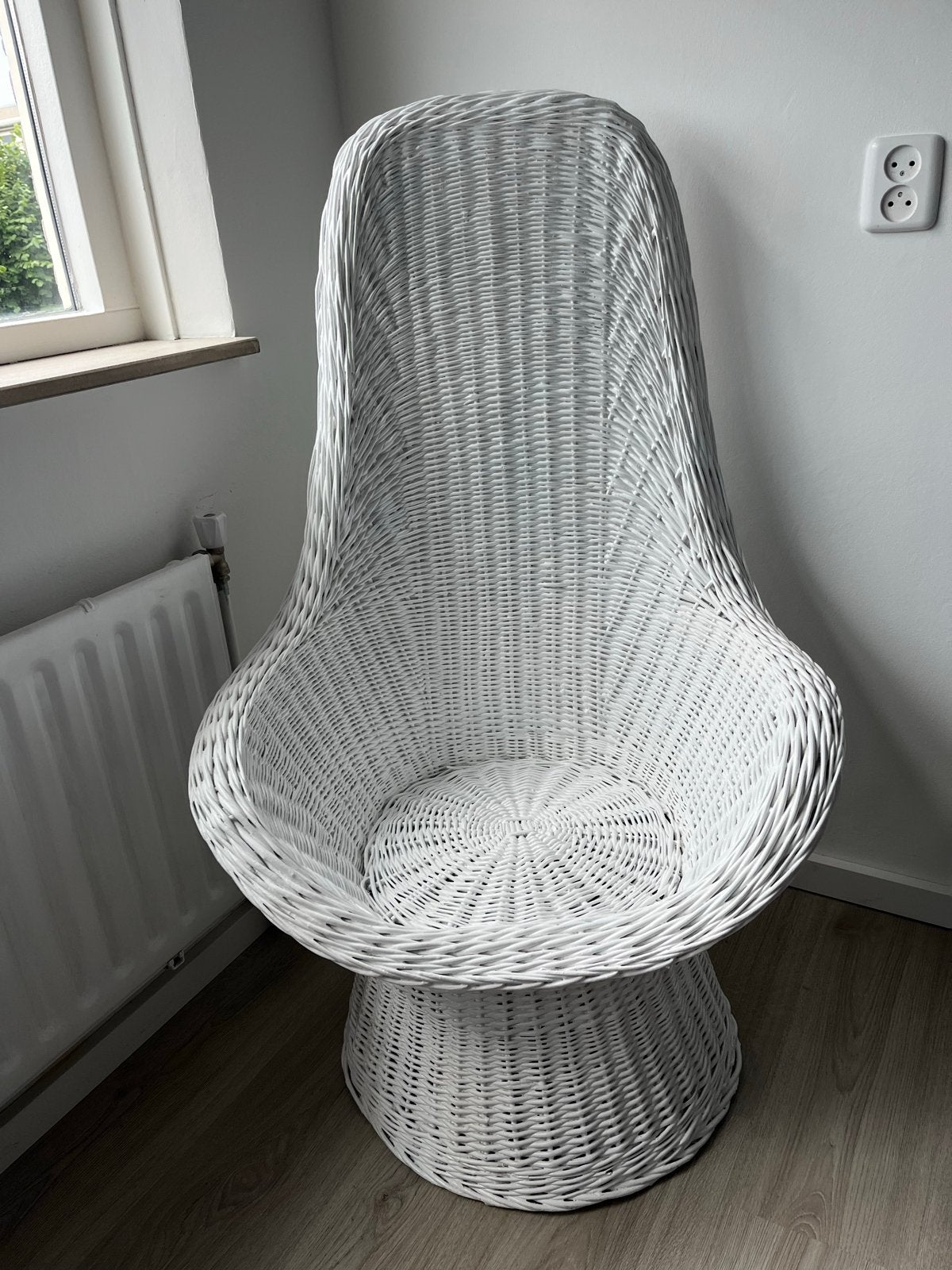 Mooie witte rieten stoel H112 x B69 x D49, Ophalen, Gebruikt, Wit, Riet of Rotan