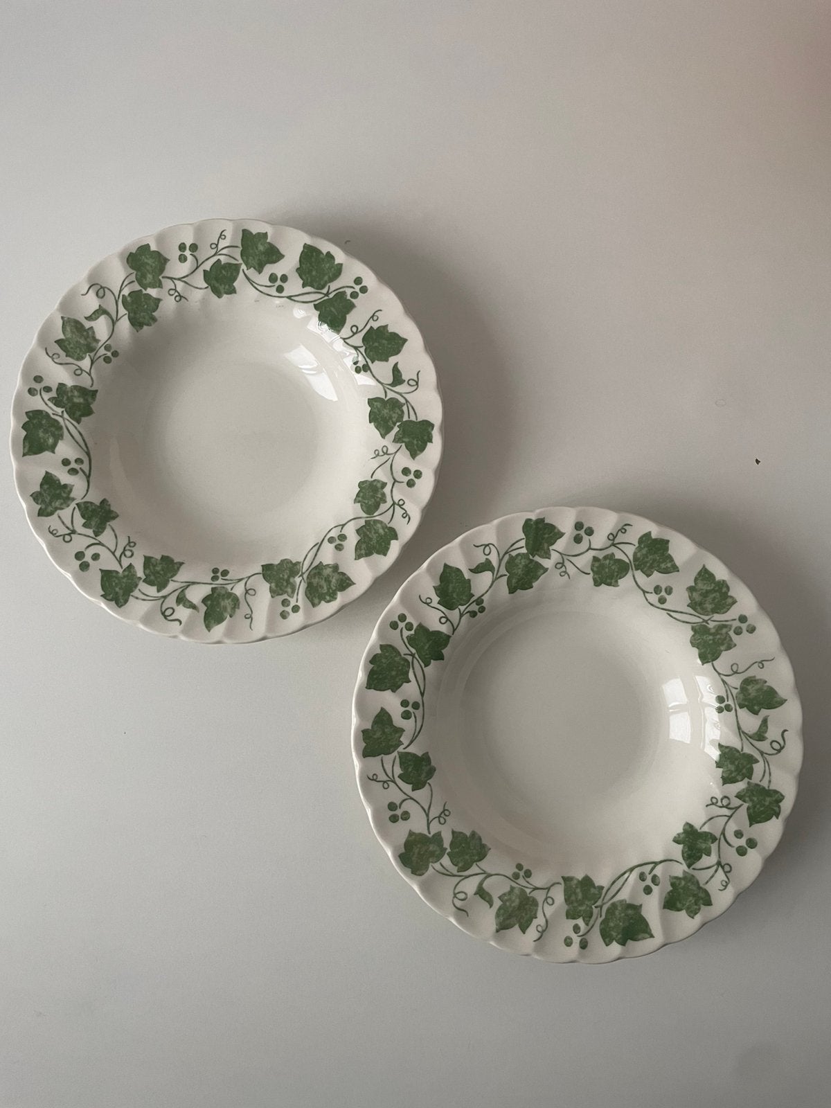 Churchill Staffordshire Verdigris -diepe borden 23 cm- gaaf, Overige merken, Ophalen of Verzenden, Zo goed als nieuw, Bord(en)