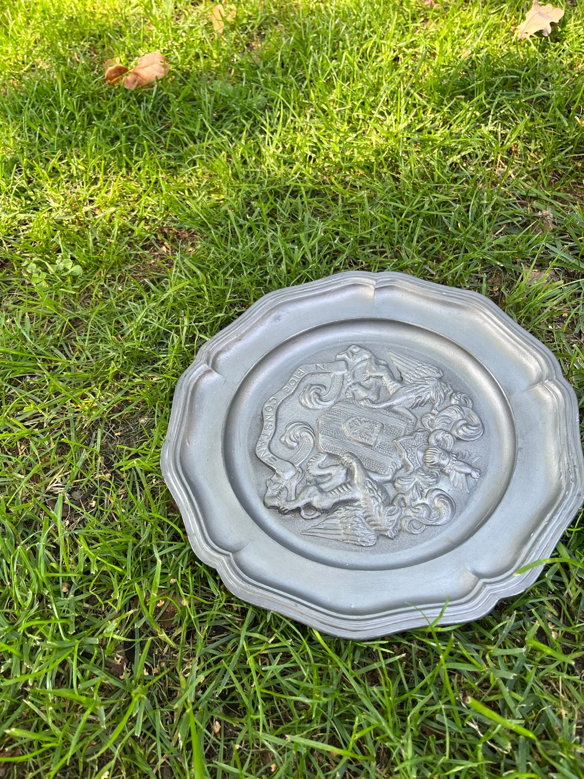 Antieke tinnen schotel met wapenschild reliëf, Antiek en Kunst, Ophalen of Verzenden