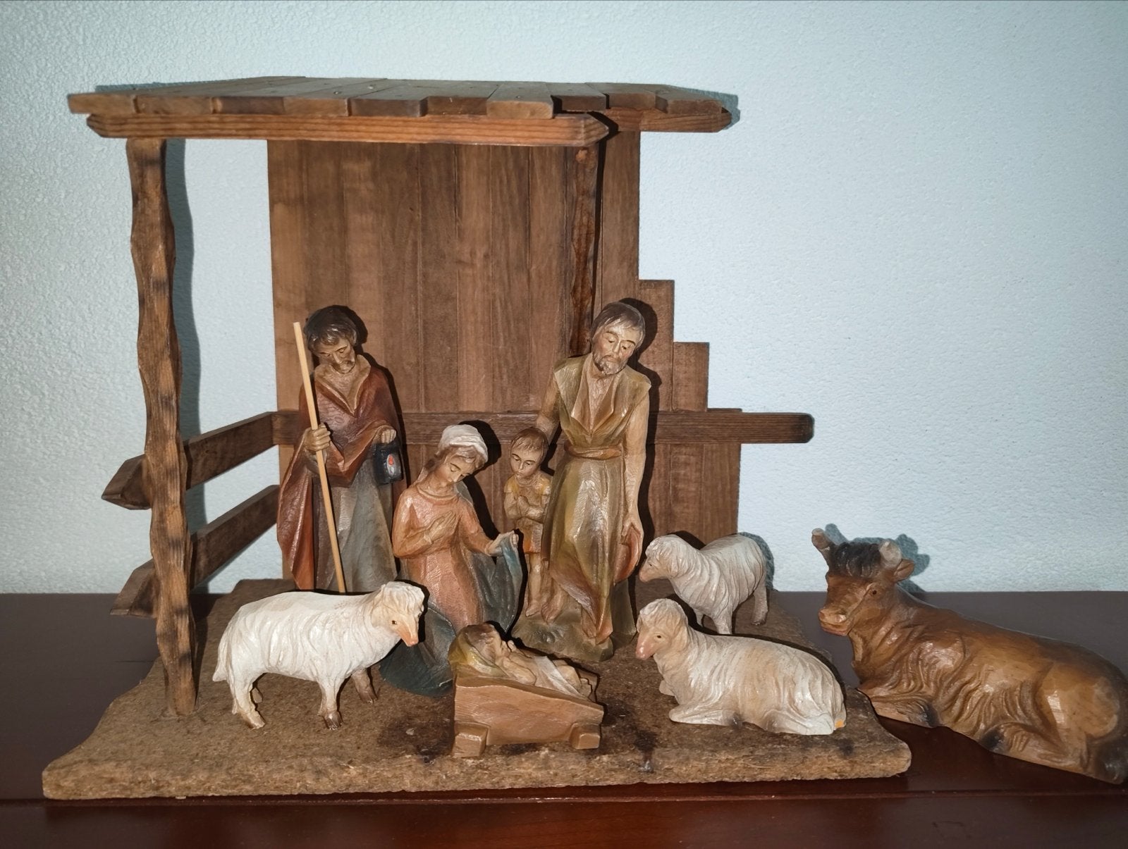Handgesneden Kerststal met Jozef, Maria, Jezus en dieren, Ophalen, Zo goed als nieuw, Beeld(je), Christendom | Katholiek