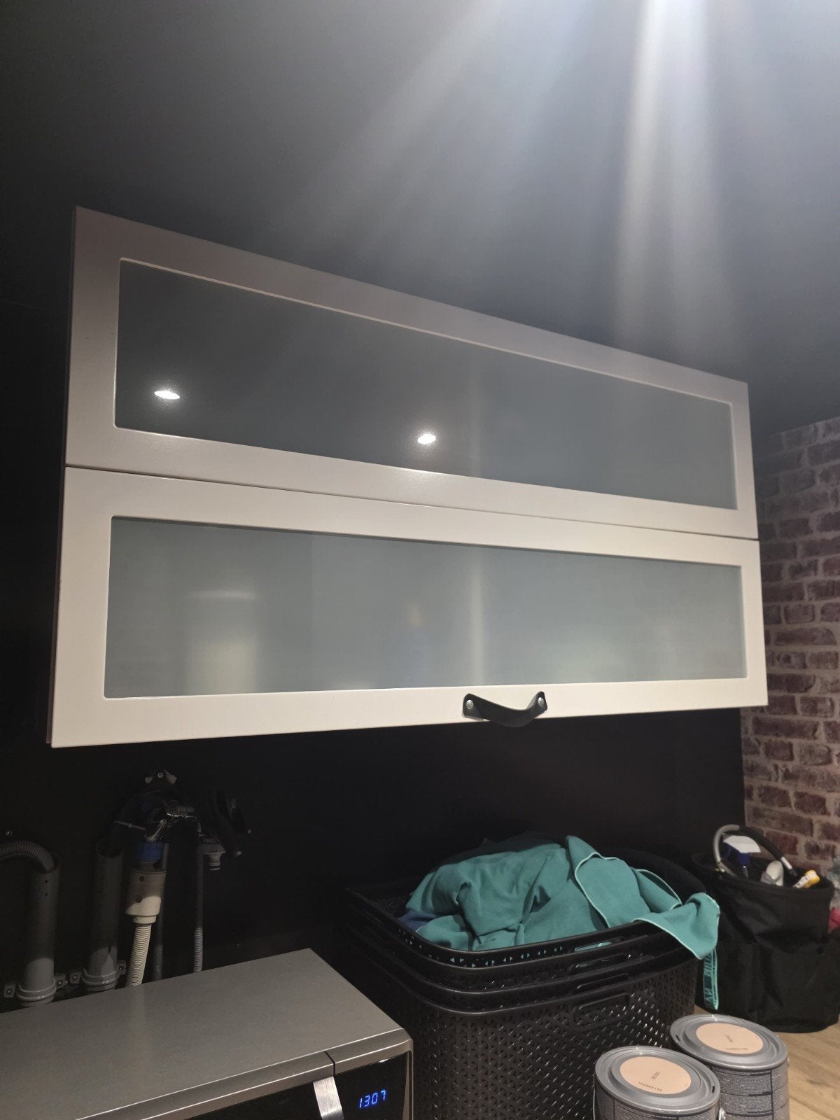 Witte hangkast, Ophalen