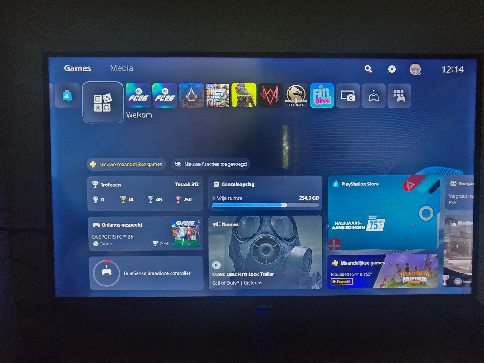 PS5 met 2 exclusieve controllers en tv, Ophalen, Zo goed als nieuw
