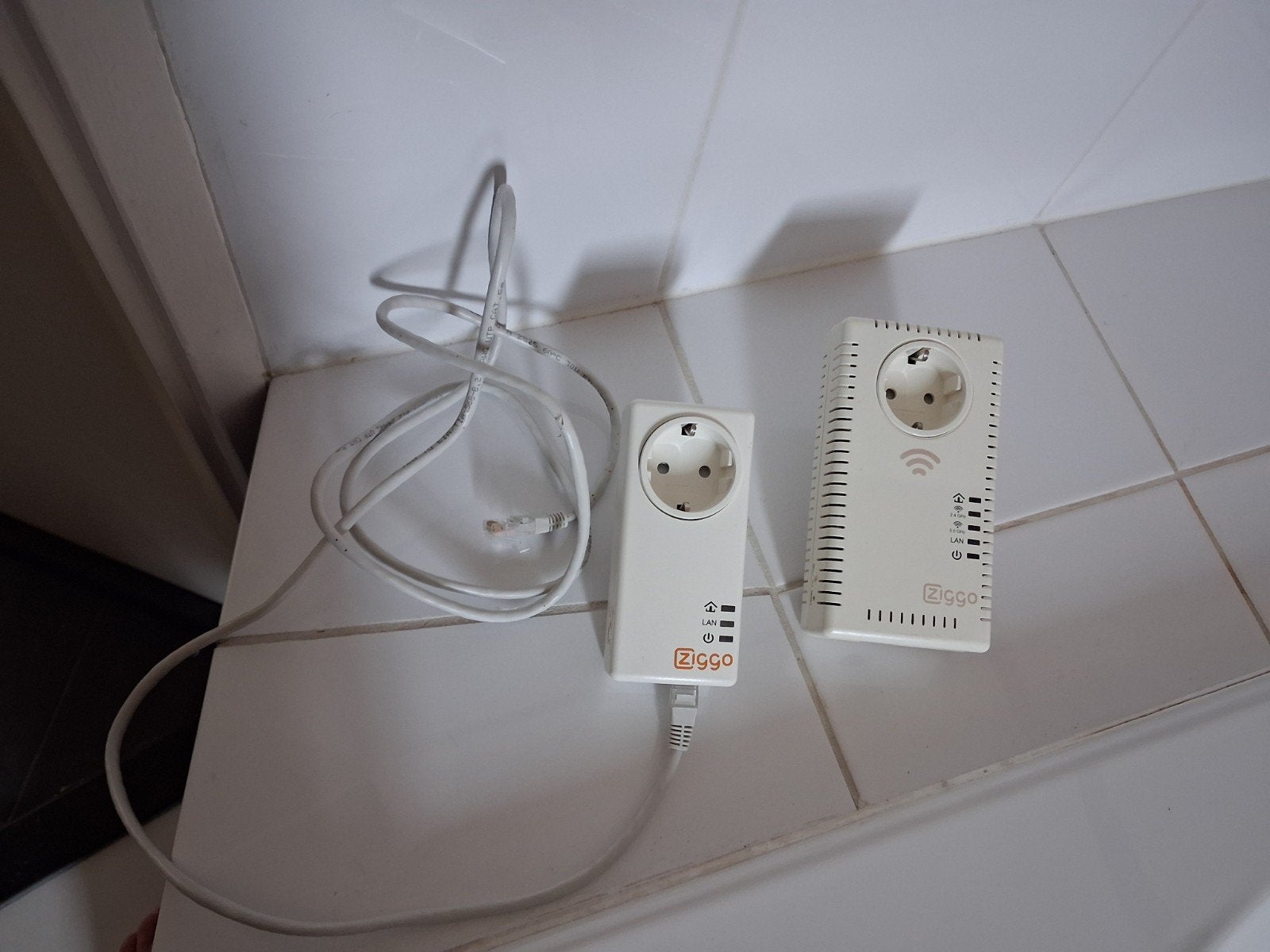 Ziggo Powerline Adapters (2 stuks) met stopcontact, Computers en Software, Ophalen of Verzenden, Gebruikt, Ziggo
