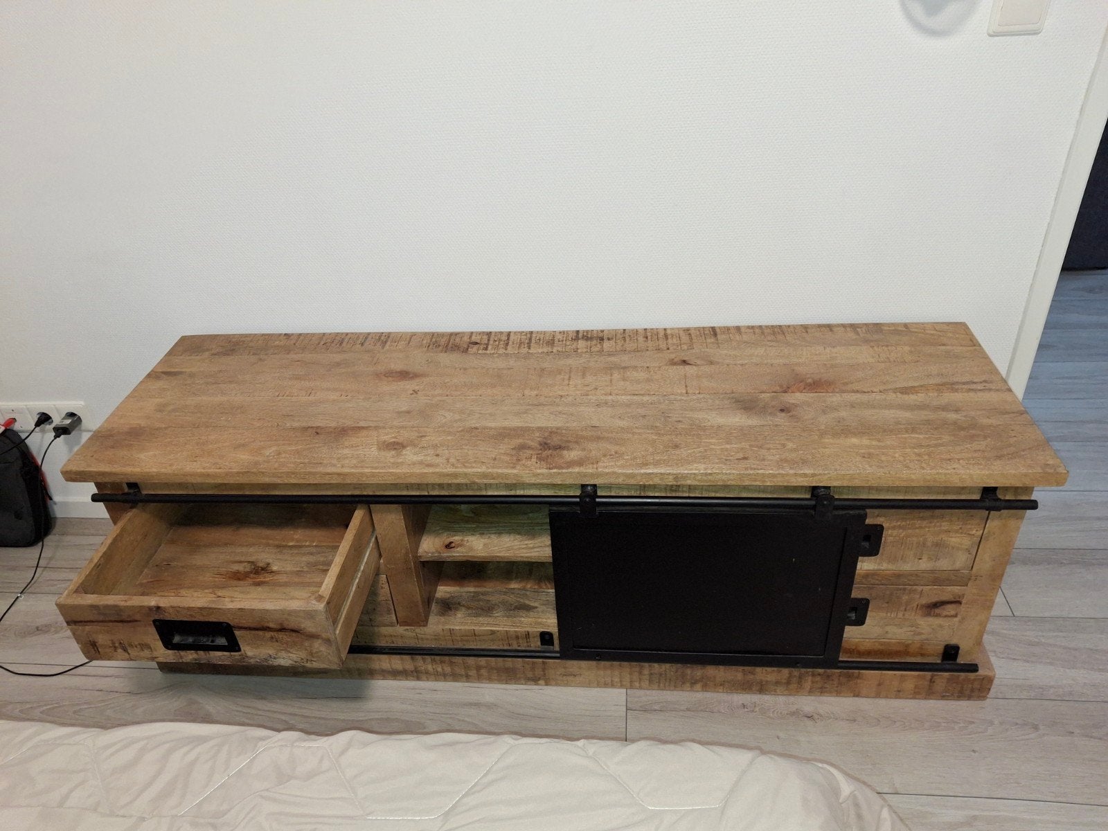 TV-meubel van mangohout met schuifdeur en lades, Gebruikt, 100 tot 150 cm, Minder dan 100 cm, Industrieel