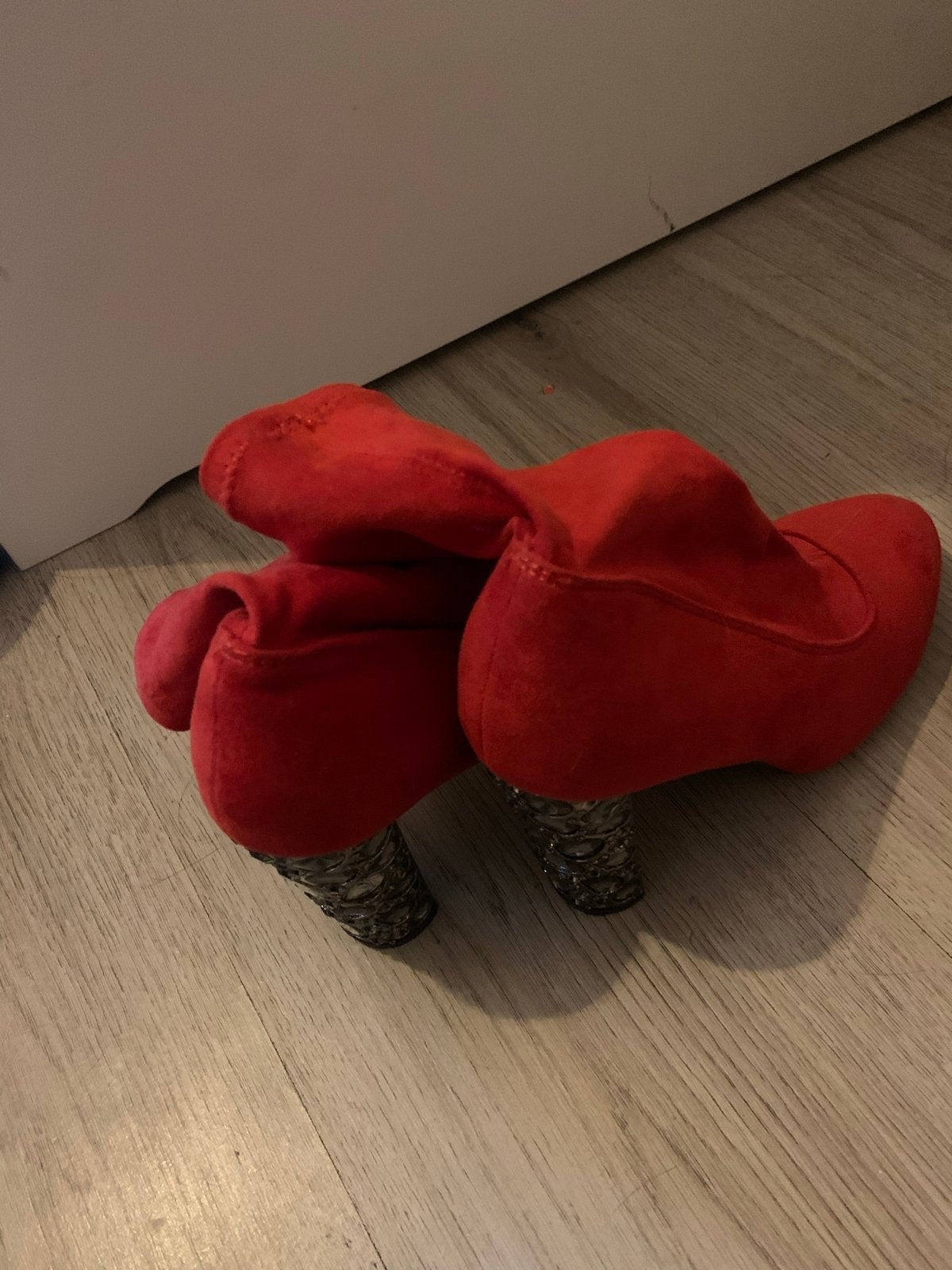 Rode enkellaarzen met hak, Ophalen of Verzenden, Zo goed als nieuw, Rood, Lage of Enkellaarzen
