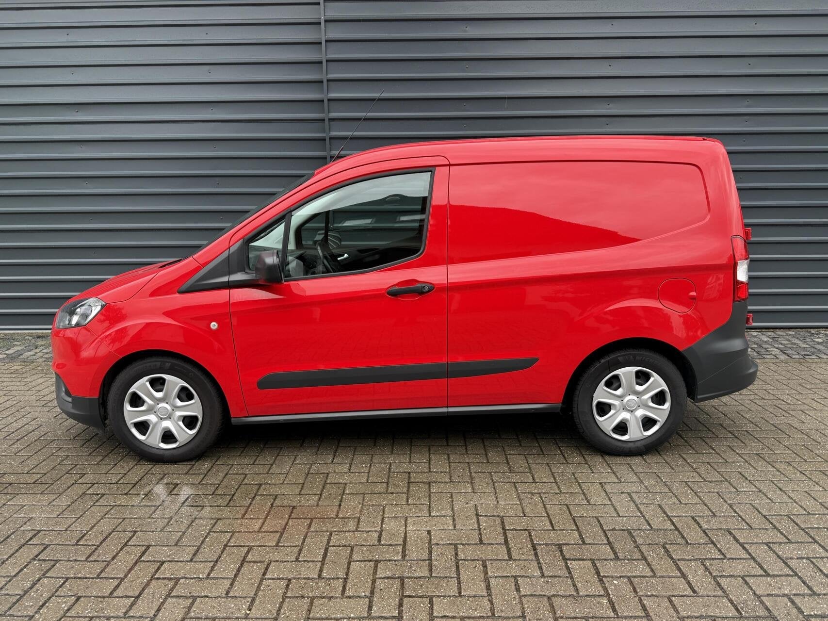 Ford Transit Courier 1.0 Benzine,Airco,Cruise,Stoelverwarmin, Voorwielaandrijving, Gebruikt, Zwart, Handgeschakeld