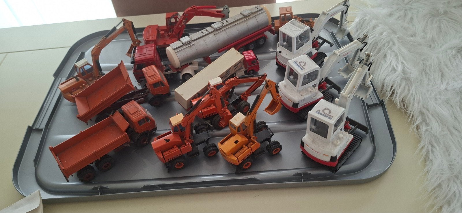 miniatuur vrachtwagens en graafmachines, Ophalen