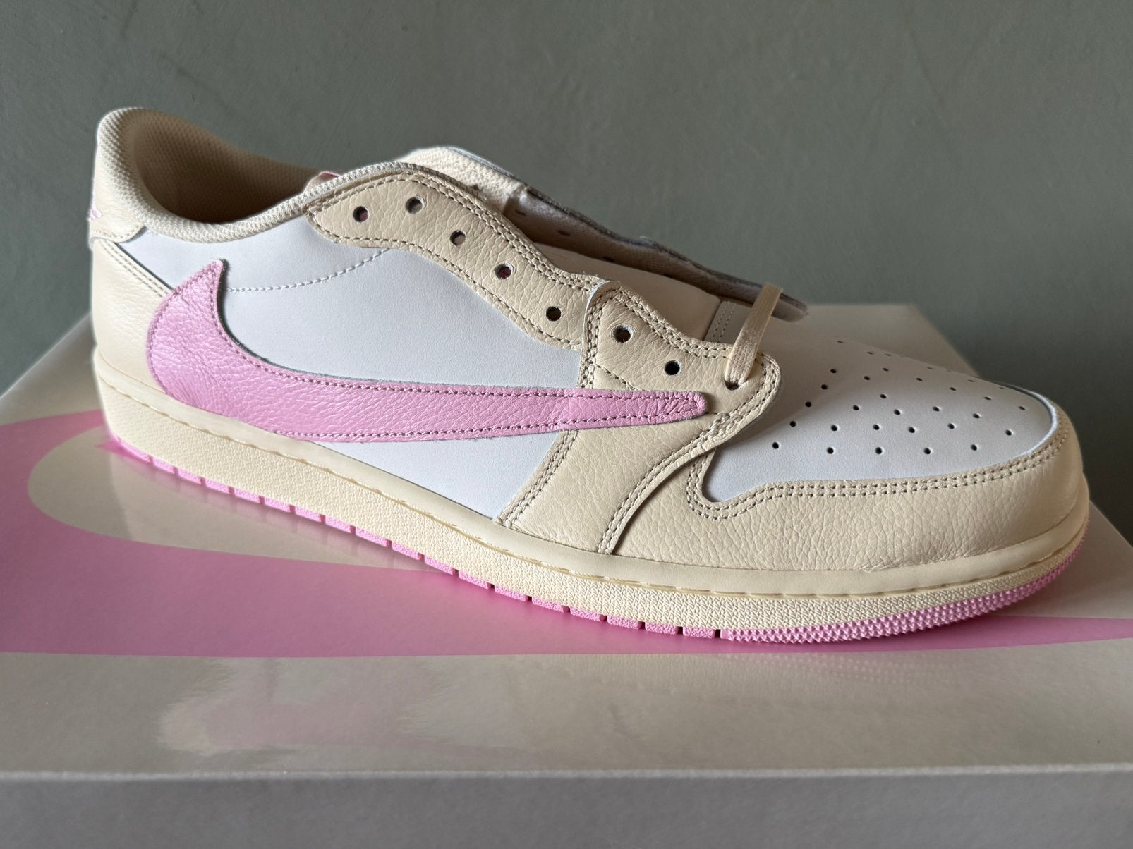 Jordan 1 travis scott shy pink 49,5 nieuw, Kleding | Heren, Schoenen, Ophalen, Overige kleuren, Sneakers of Gympen, Zo goed als nieuw