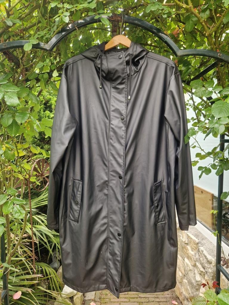 Zwarte stoer of chic regenjas maat S/M van TIF TIFFY, Ophalen of Verzenden, Zo goed als nieuw, Regenjas
