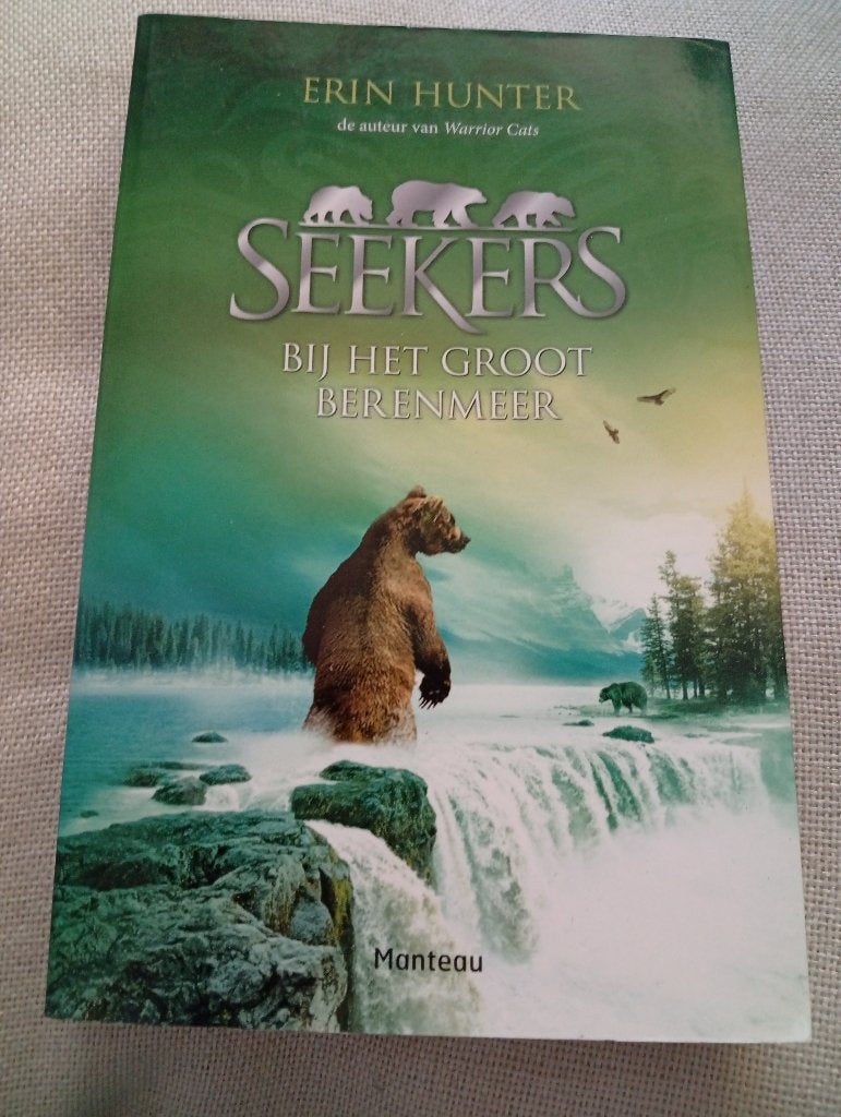 Seekers  2 Bij het groot berenmeer - Erin Hunter, Ophalen of Verzenden, Zo goed als nieuw, Erin Hunter