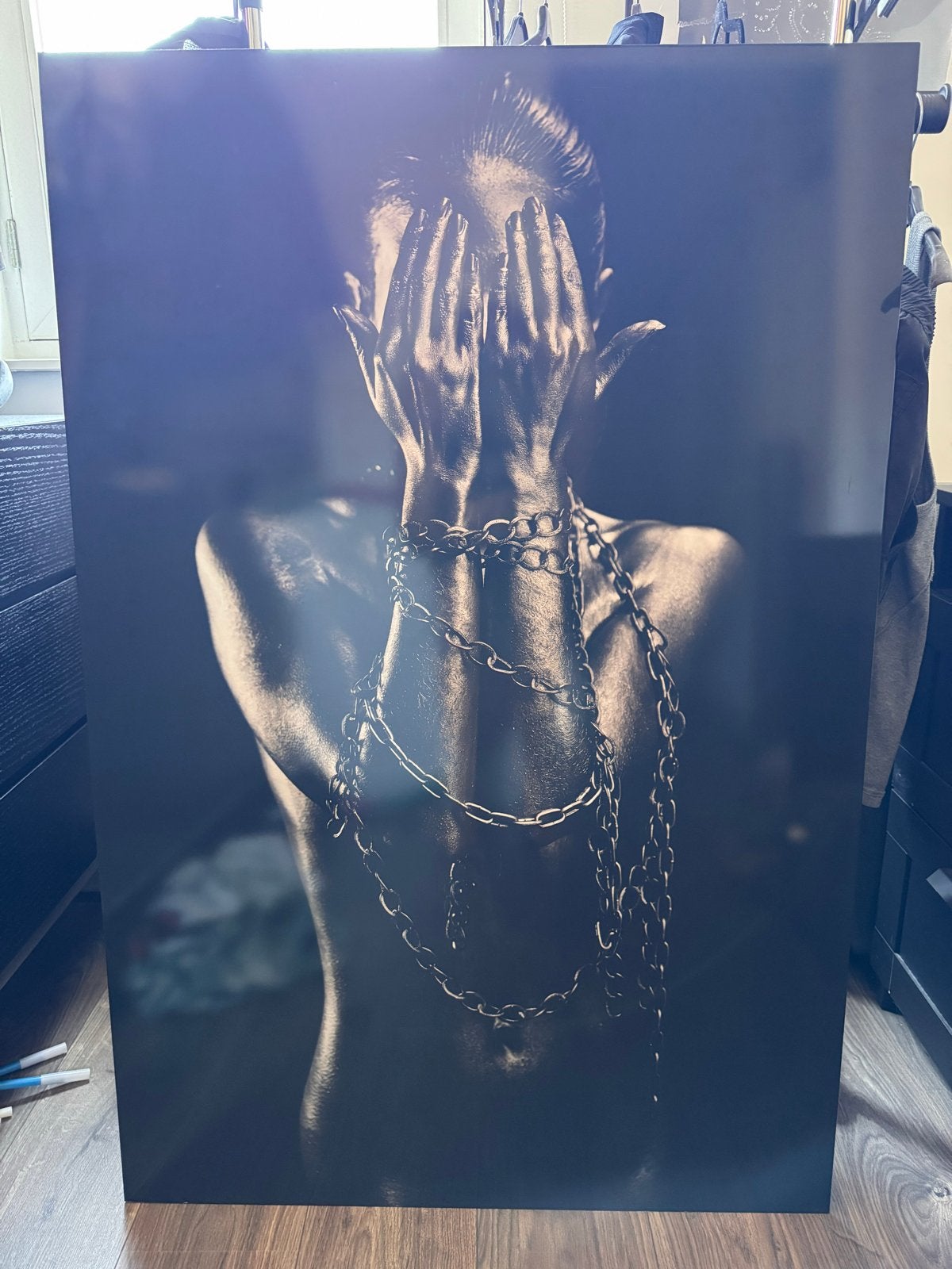 Aluart schilderij 80x120 cm - Vrouw met kettingen, Antiek en Kunst, Kunst | Schilderijen | Modern, Figuren, Print, Metaal, Ophalen