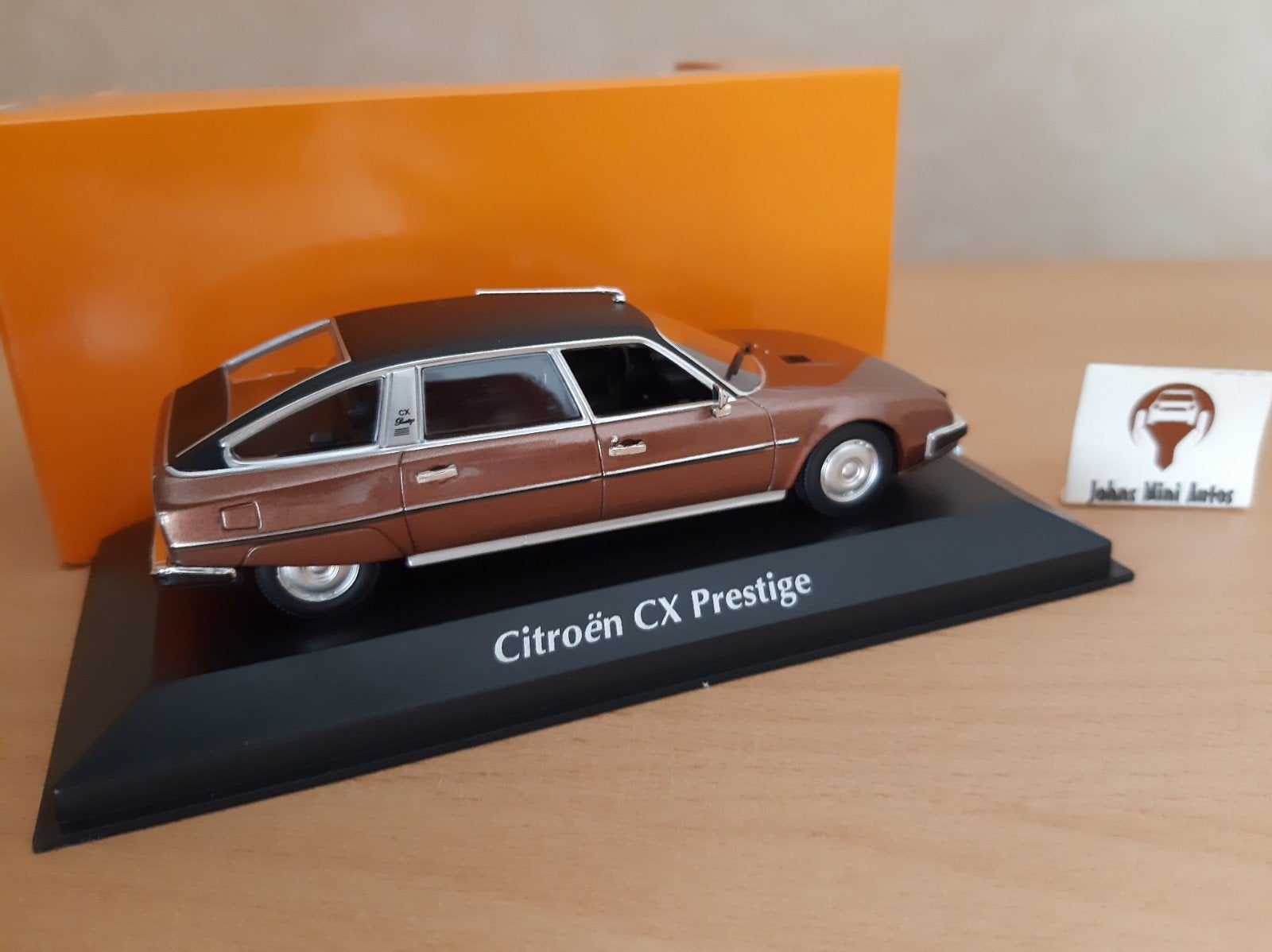 Citroën CX 1982 bruin-metallic van Maxichamps 1:43