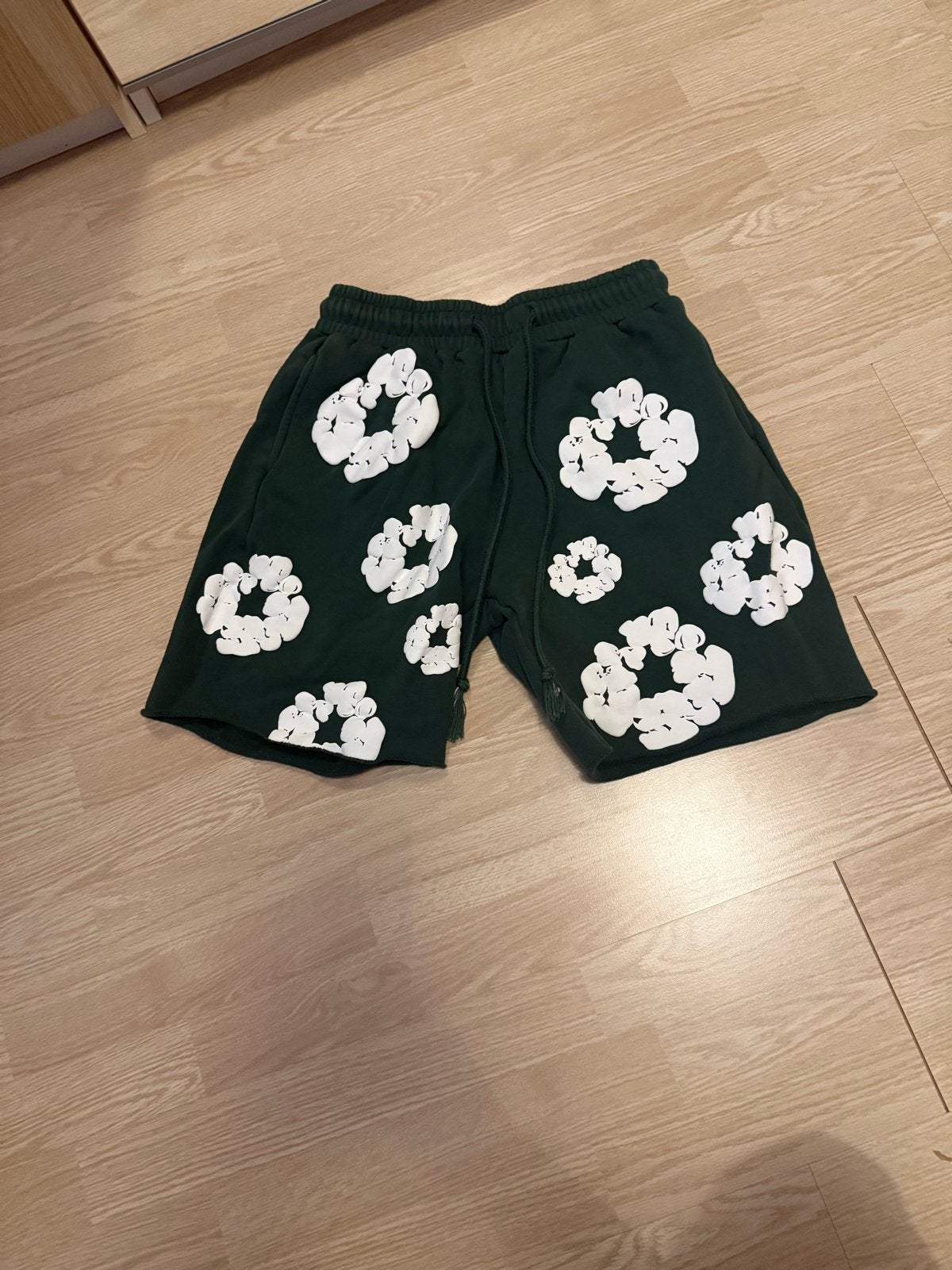 Donkergroene shorts met witte bloemmotieven, Ophalen of Verzenden, Gedragen, Maat 48/50 (M), Groen