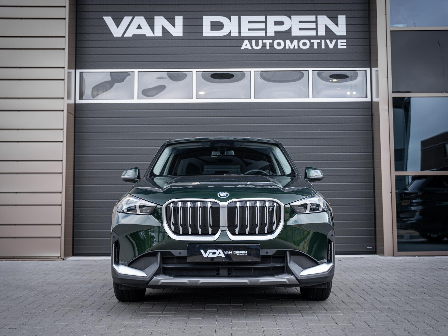 BMW iX1 xDrive30 67 kWh - Camera l Trekhaak l Keyless l Carp, Auto's, BMW, Automaat, Stof, 67 kWh, Vierwielaandrijving