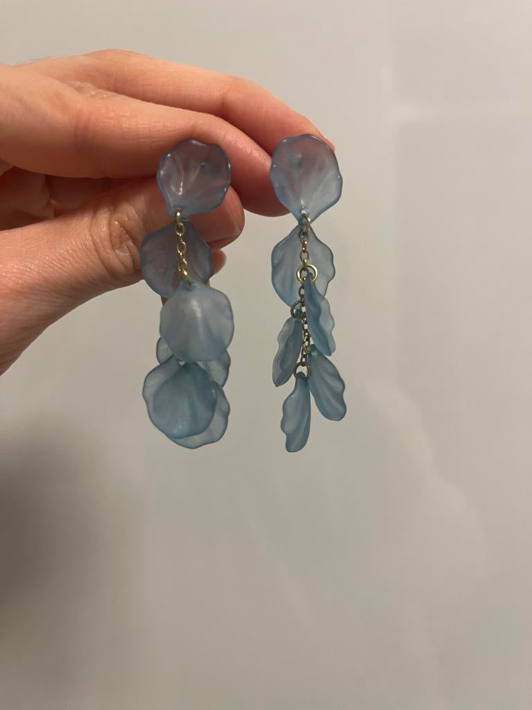 Nieuwe HEMA oorbellen met blauwe bloemblaadjes, Overige materialen, Hangers, Blauw, Nieuw