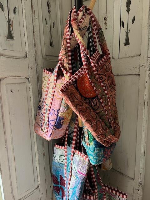 Prachtige hand geborduurde tassen van vintage stoffen, tas, Sieraden, Tassen en Uiterlijk, Tassen | Damestassen, Ophalen of Verzenden